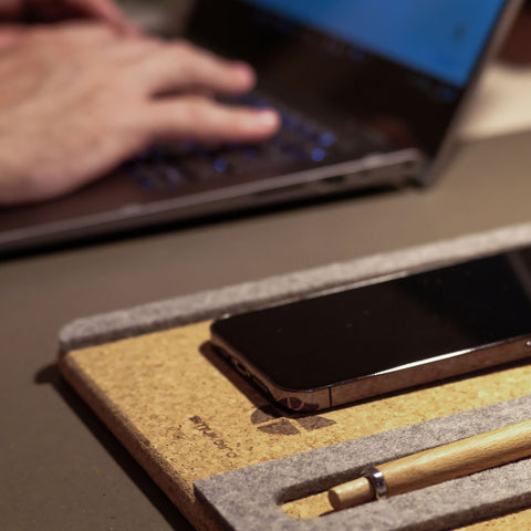 Organizer for cell phone, notepad & pens | made of felt and cork | light grey