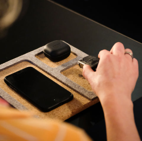 Organizer for mobile phone, keys, jewelery etc. | made of felt and cork | light grey