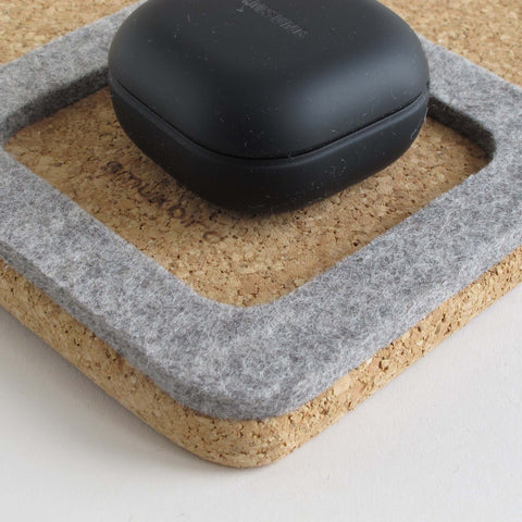 Organizer for mobile phone, notepad, pen, keys etc. | made of felt and cork | light grey